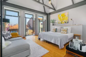 City View Suites offer views over the cobbled street of Rua do Almada & the traditional Porto streetscape. 1 or 2 sofa beds to create a family configuration.