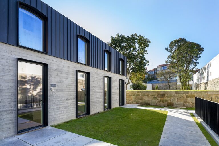 The garden retreat villas and lawn at Canto de Luz in Porto