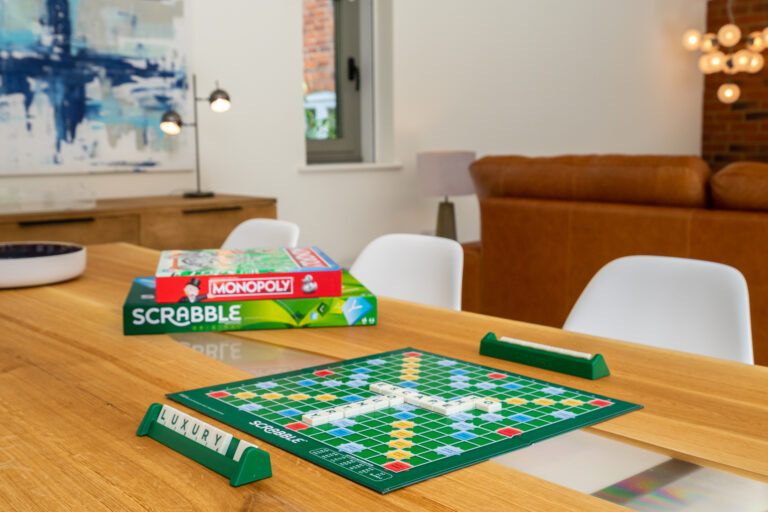 Juegos de mesa sobre la mesa del comedor en el salón de Villa Almada