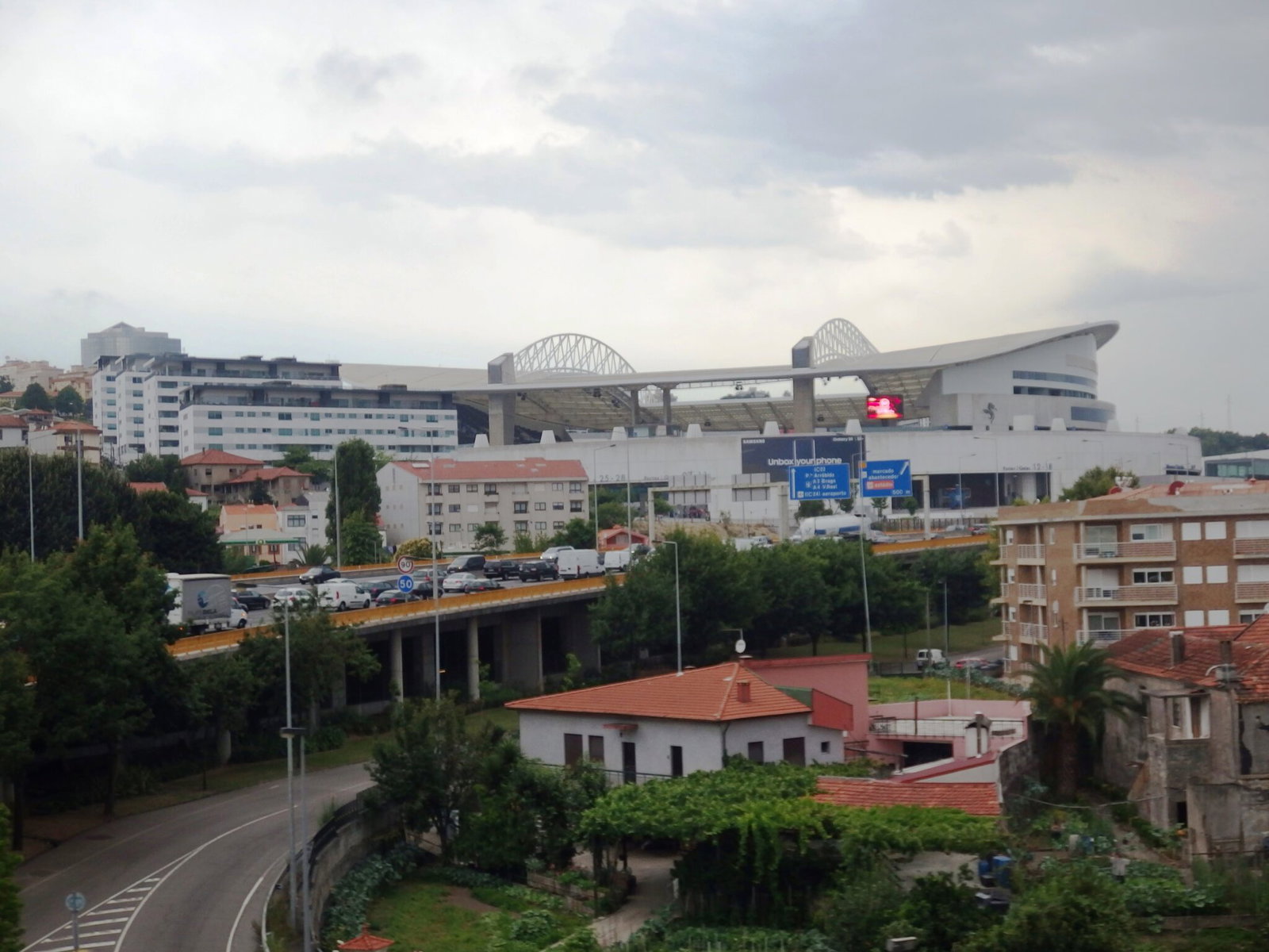 Est&aacute;dio do Drag&atilde;o and the motorway approach on the eastern edge of Porto