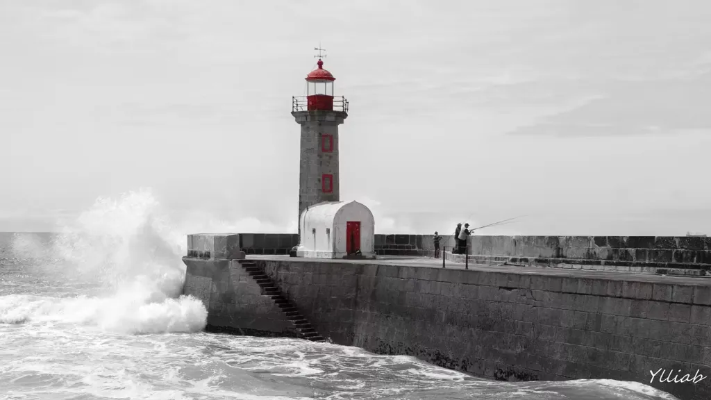The Farol de Felgueiras lighthouse on the breakwater at Foz do Douro