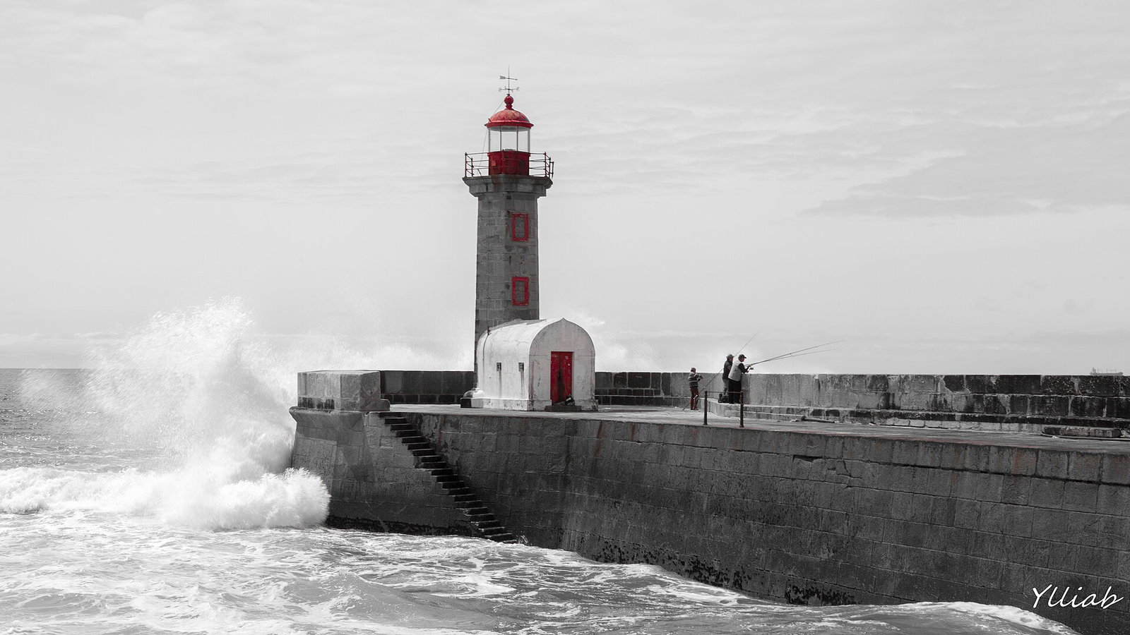 The Farol de Felgueiras lighthouse on the breakwater at Foz do Douro