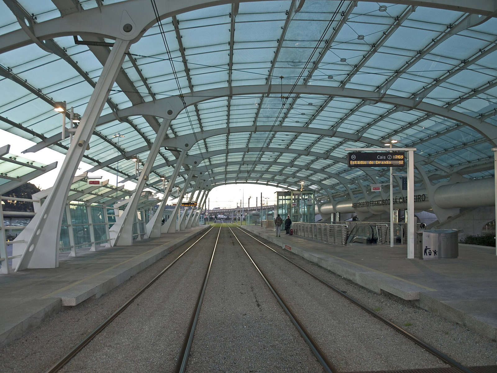 Platforms at Aeroporto metro station in Porto