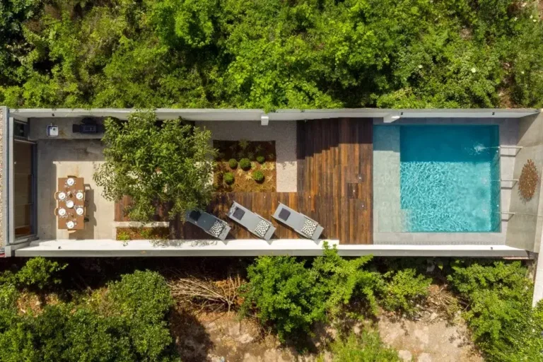 Vista aérea de Villa Almada que muestra el patio comedor, el jardín, el solárium y la piscina privada