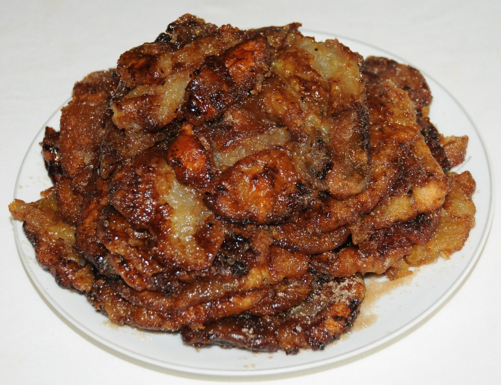 Une assiette de rabanadas, le dessert de Noël portugais à base de pain frit enrobé de sucre à la cannelle