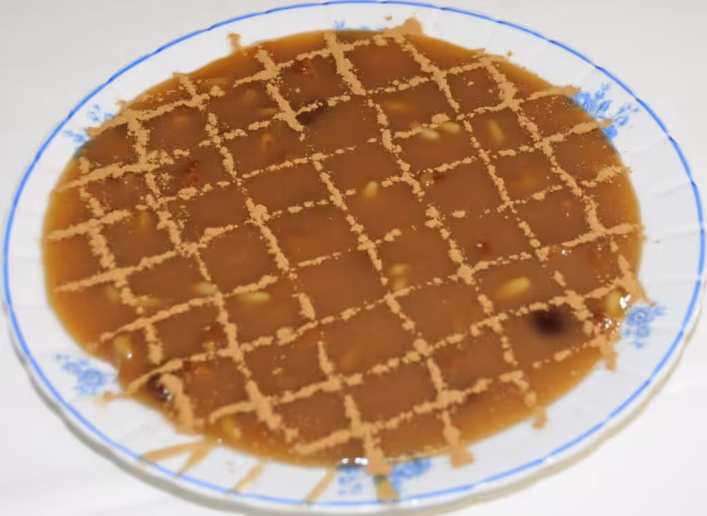 A plate of mexidos, a Minho Christmas sweet of bread, honey, raisins and pine nuts dusted with cinnamon